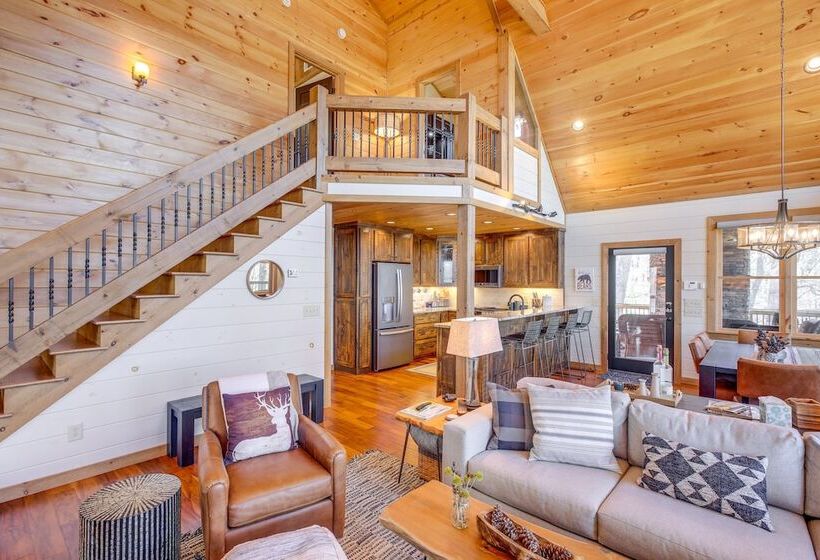 Luxury Mineral Bluff Cabin With Deck & Hot Tub!