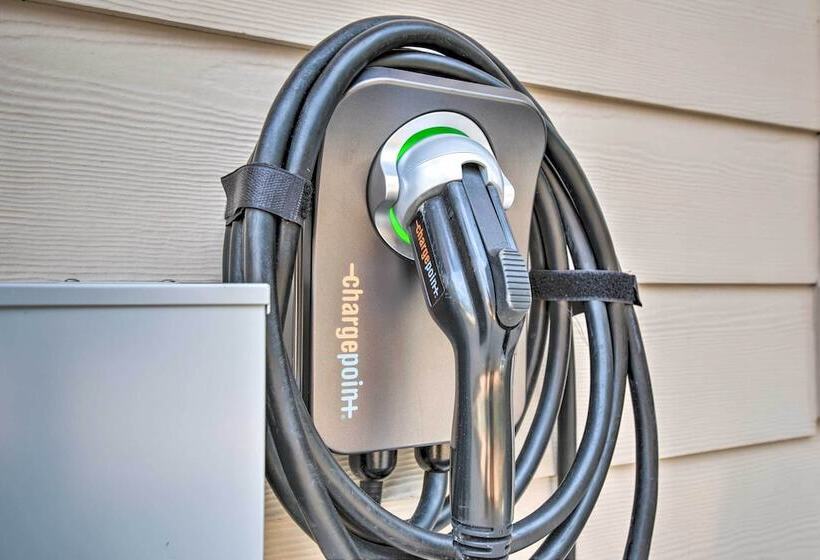 Luxury Smart Home: 2 Miles To Downtown Atlanta!