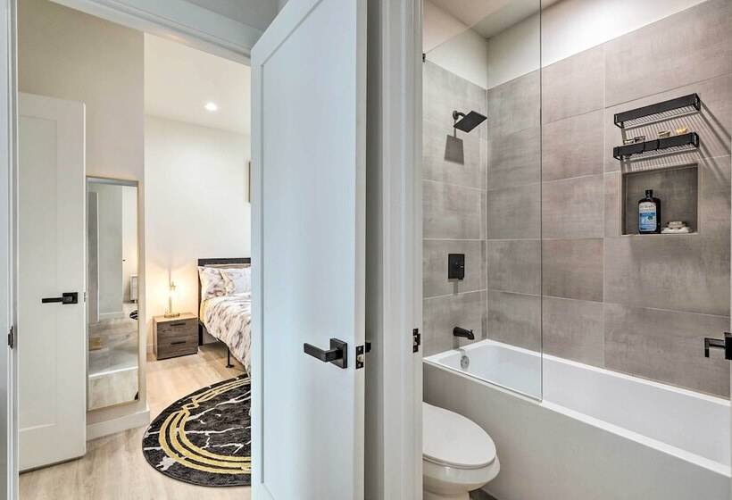 Luxury Smart Home: 2 Miles To Downtown Atlanta!