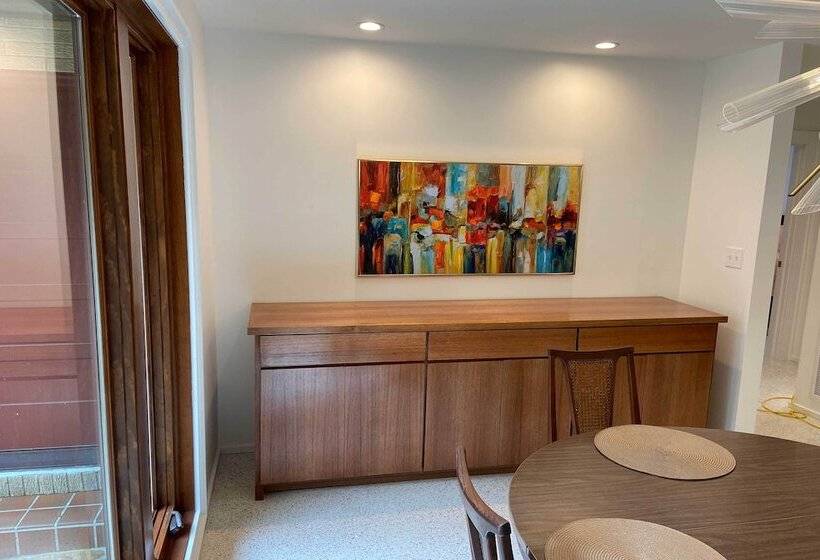 Mid Century Dream Home < Half Mile To Beach!