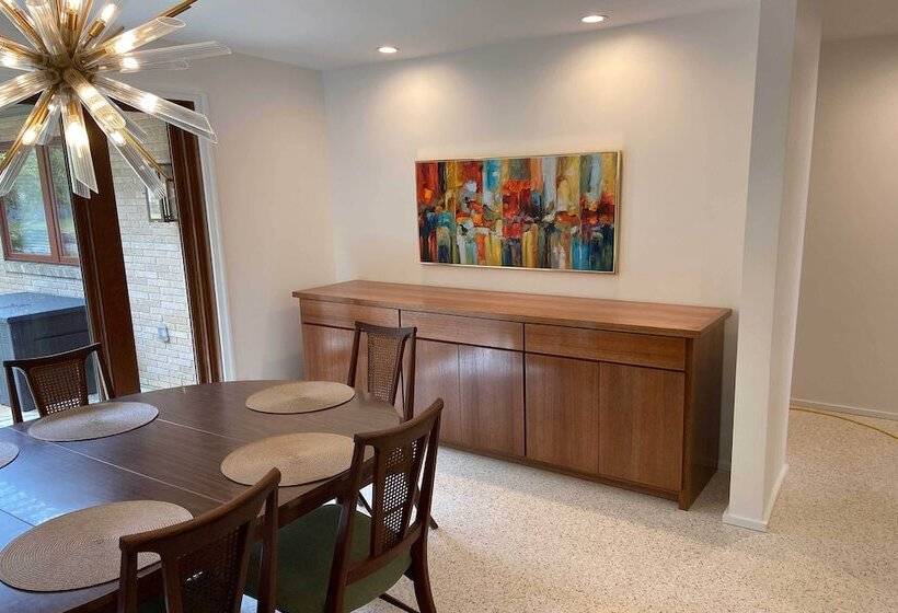 Mid Century Dream Home < Half Mile To Beach!