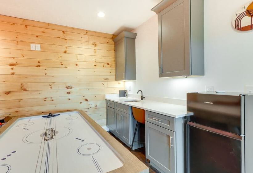 Mid Century Modern Home W/ Hot Tub & Mtn Views!