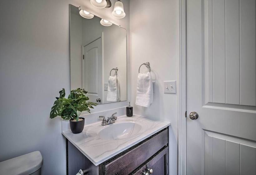 Modern Canton Home: 10 Mi To Lake Allatoona!