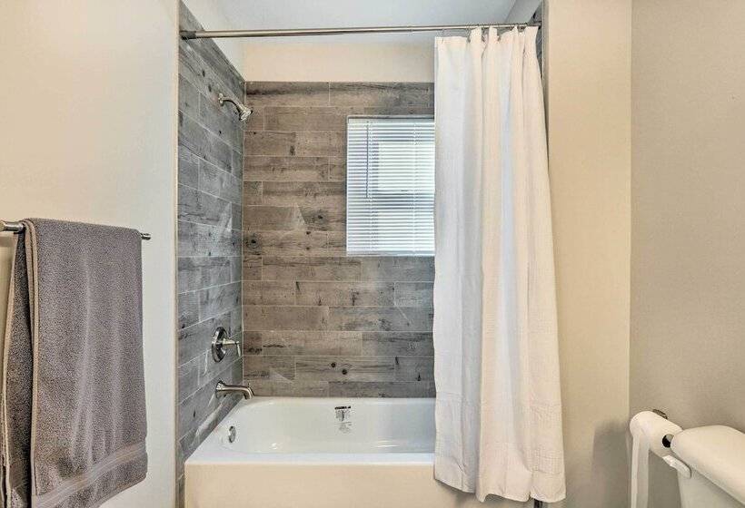 Modern Carrollton Home W/ Deck   Pets Welcome