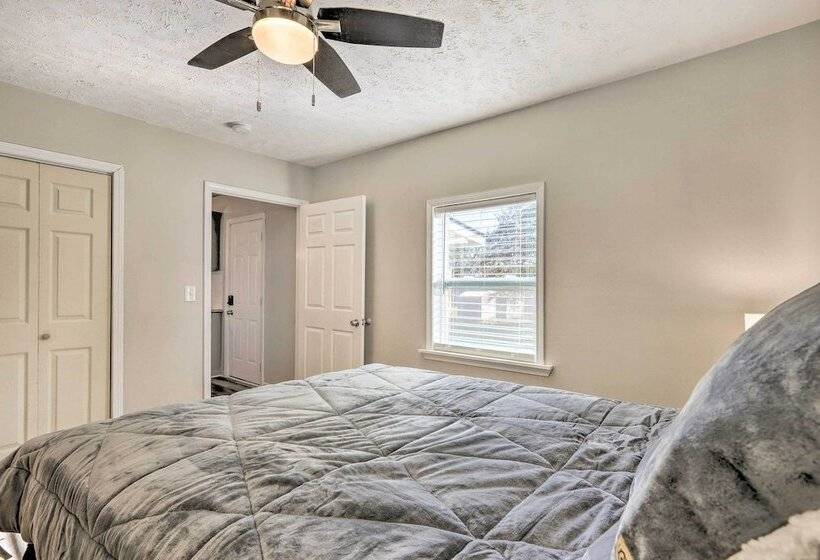 Modern Carrollton Home W/ Deck   Pets Welcome
