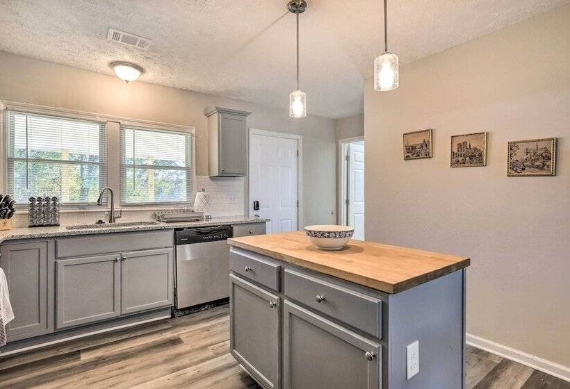 Modern Carrollton Home W/ Deck   Pets Welcome