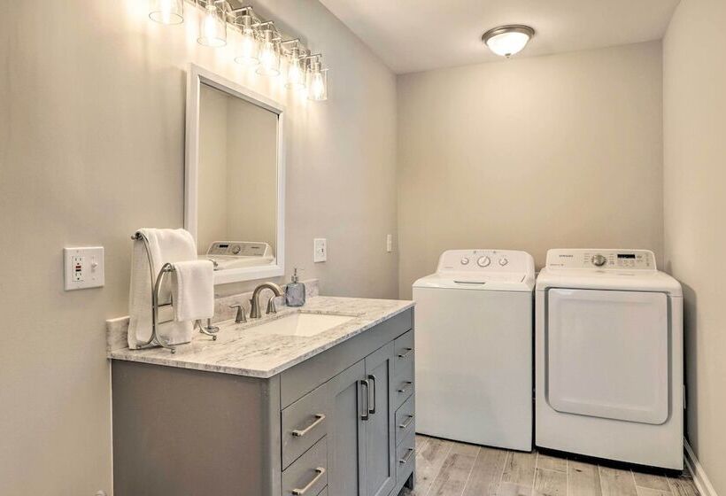 Modern Carrollton Home W/ Deck   Pets Welcome