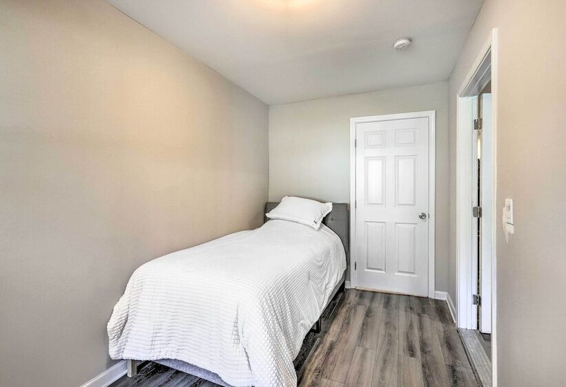 Modern Carrollton Home W/ Deck   Pets Welcome