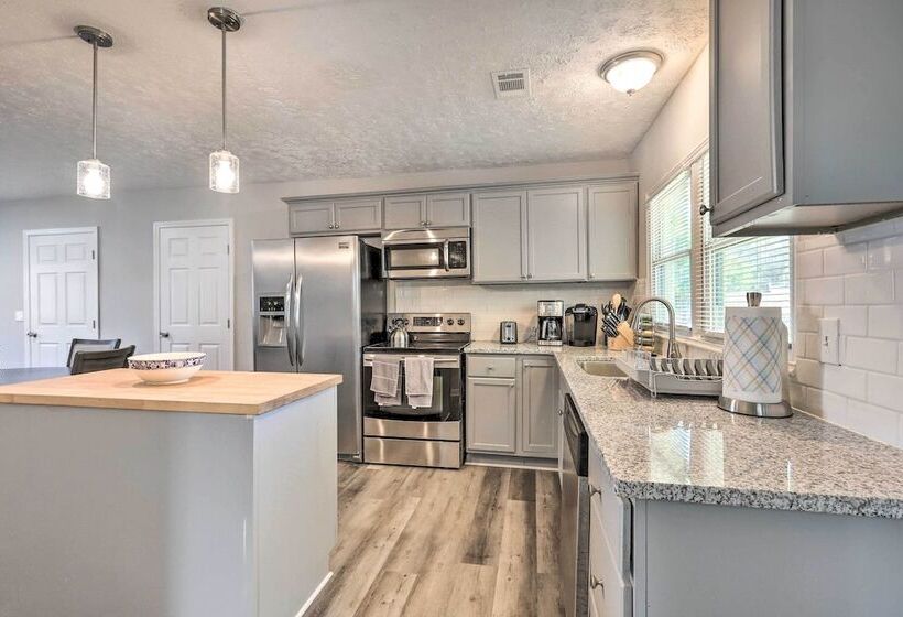 Modern Carrollton Home W/ Deck   Pets Welcome