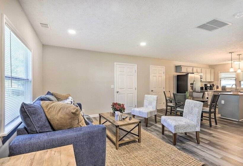 Modern Carrollton Home W/ Deck   Pets Welcome