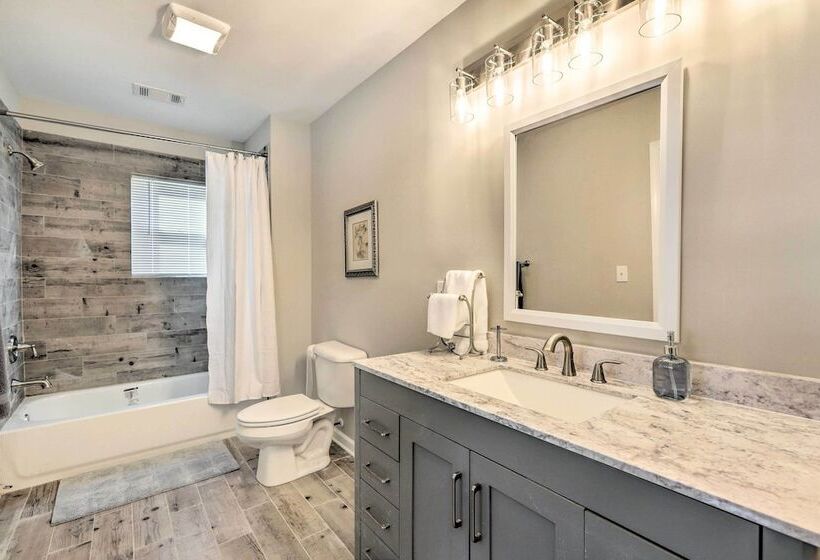 Modern Carrollton Home W/ Deck   Pets Welcome