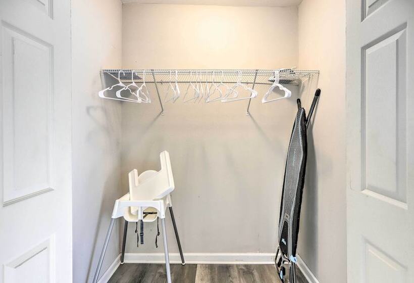 Modern Carrollton Home W/ Deck   Pets Welcome