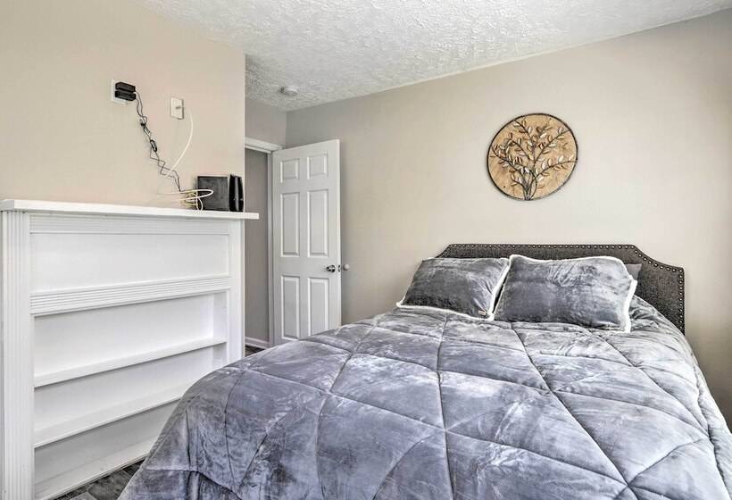 Modern Carrollton Home W/ Deck   Pets Welcome