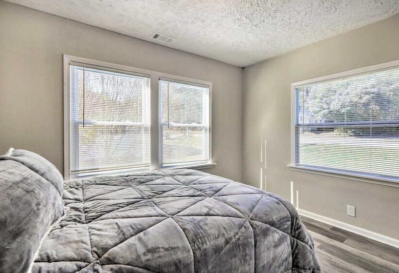 Modern Carrollton Home W/ Deck   Pets Welcome