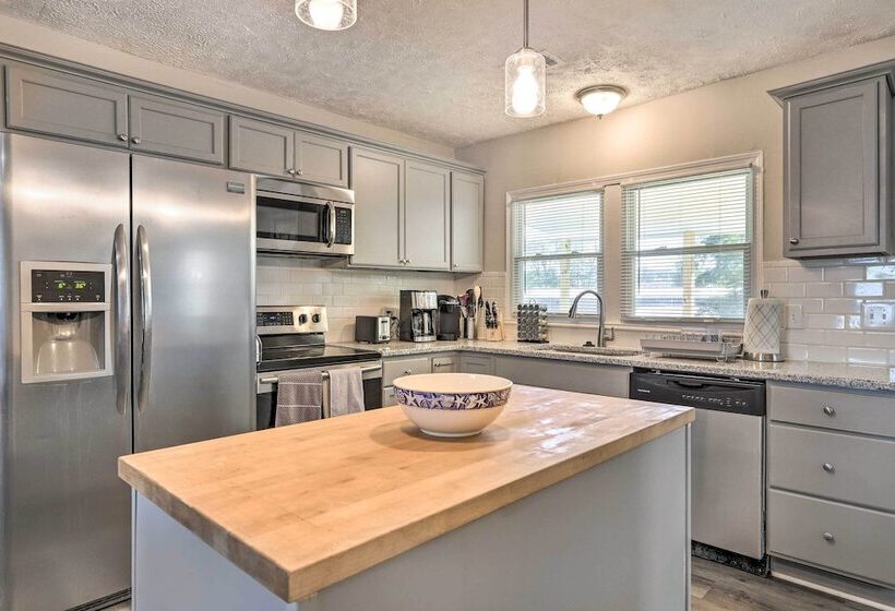 Modern Carrollton Home W/ Deck   Pets Welcome