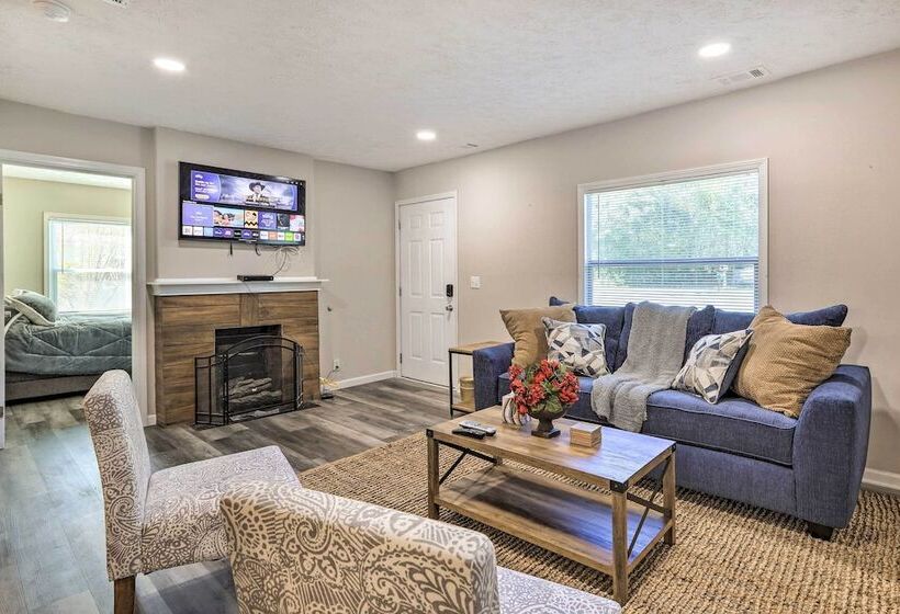 Modern Carrollton Home W/ Deck   Pets Welcome