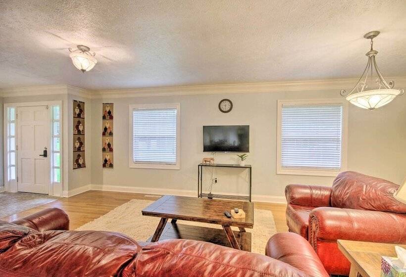 Modern Jackson Home W/ Yard ~ 8 Mi To Dtwn!