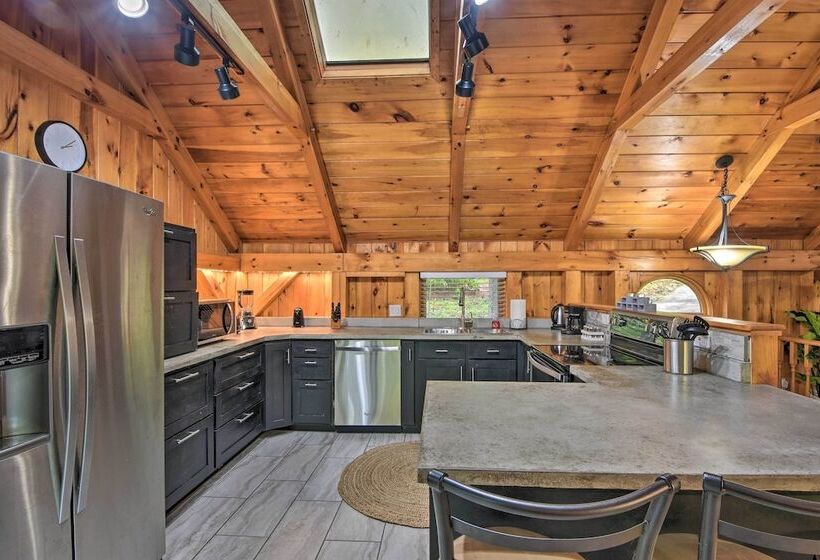 Modern Mountain Cabin W/ Resort Style Amenities!