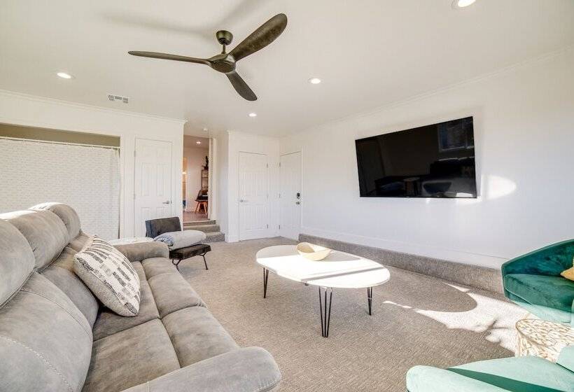 Modern Reno Home W/ Mountain View: Near Downtown!