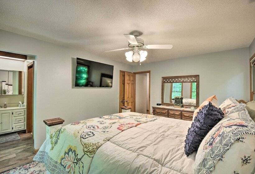 Cozy Blairsville Cabin: 2 Mi To Vogel State Park!