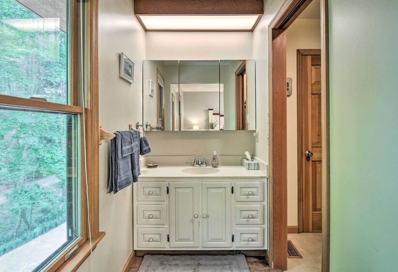 Cozy Blairsville Cabin: 2 Mi To Vogel State Park!