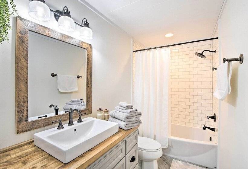 Deck & Fire Pit Bliss: Mountaintown Creek Cottage!