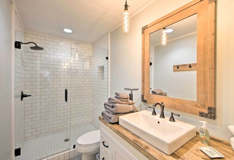 Deck & Fire Pit Bliss: Mountaintown Creek Cottage!