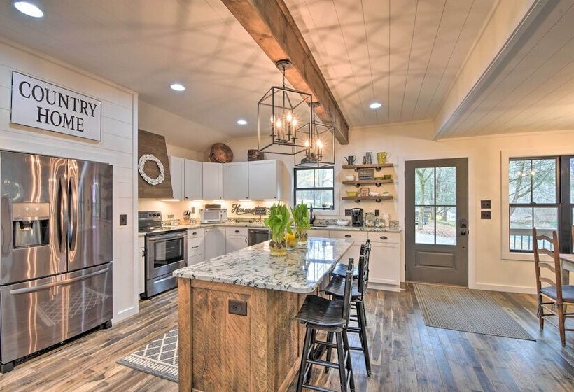 Deck & Fire Pit Bliss: Mountaintown Creek Cottage!