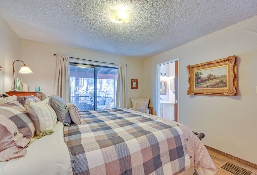 Spacious Munds Park Cabin W/ Golf Course Views