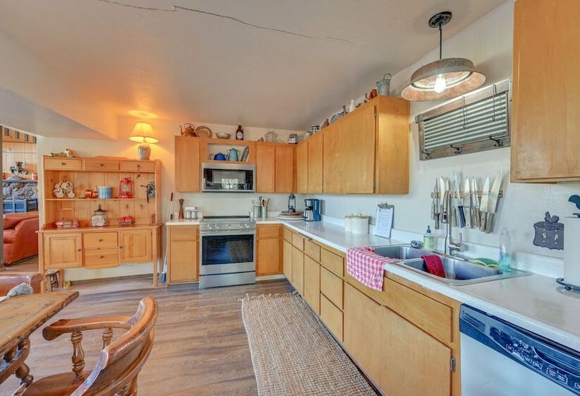 Spacious Munds Park Cabin W/ Golf Course Views