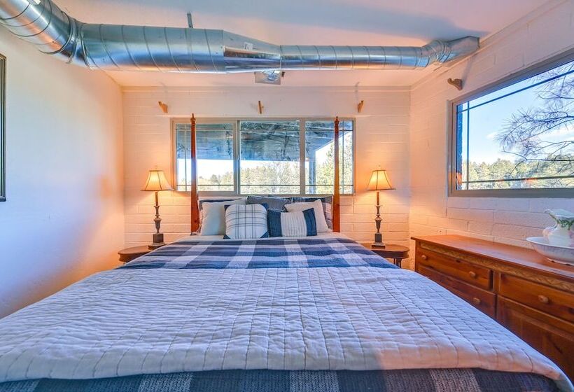 Spacious Munds Park Cabin W/ Golf Course Views