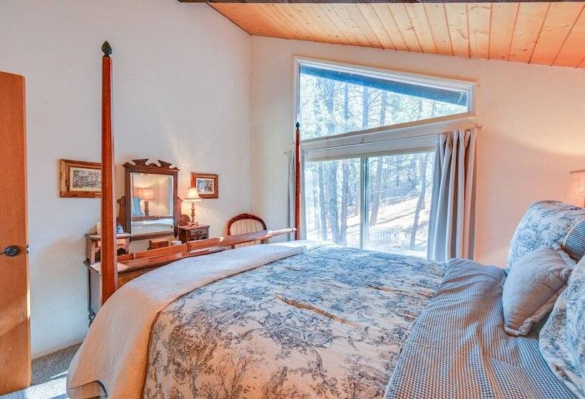 Spacious Munds Park Cabin W/ Golf Course Views