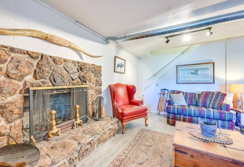 Spacious Munds Park Cabin W/ Golf Course Views