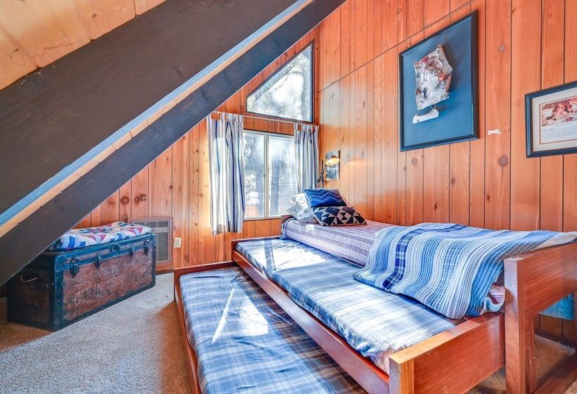 Spacious Munds Park Cabin W/ Golf Course Views