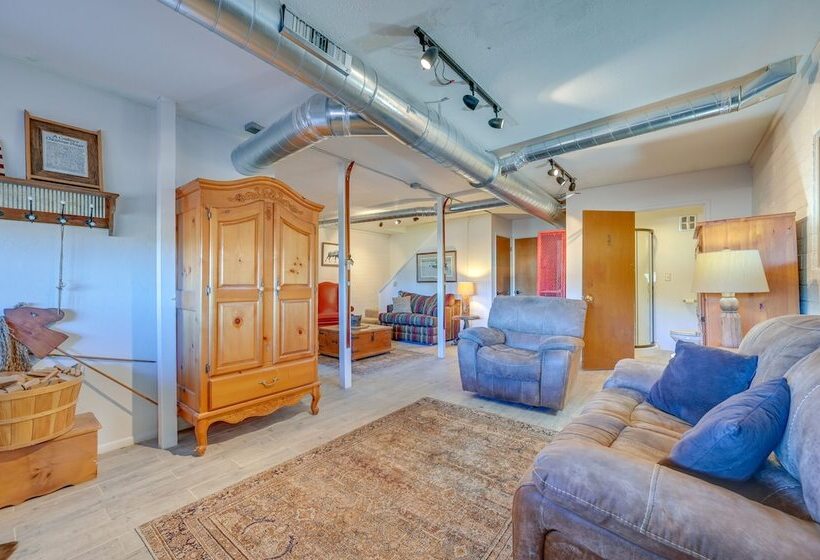 Spacious Munds Park Cabin W/ Golf Course Views