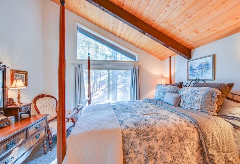 Spacious Munds Park Cabin W/ Golf Course Views