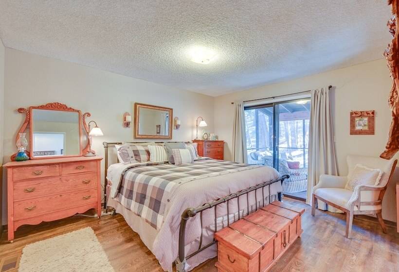 Spacious Munds Park Cabin W/ Golf Course Views