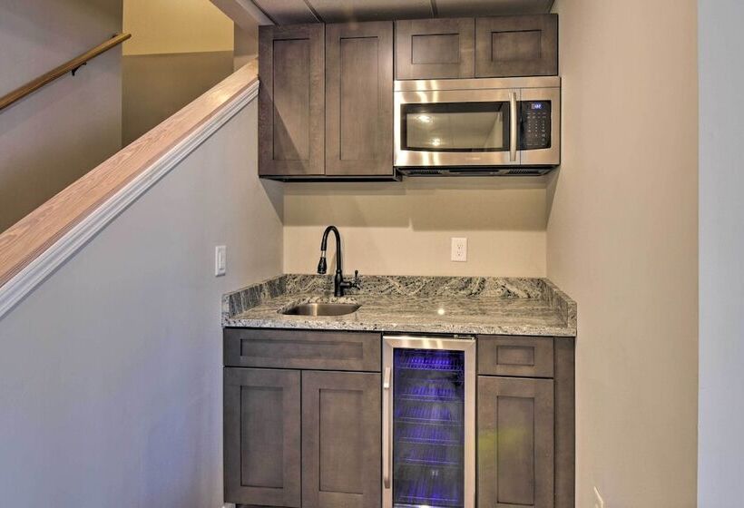 Murrayville Lakefront Cabin W/ Boat Slip & Grill!