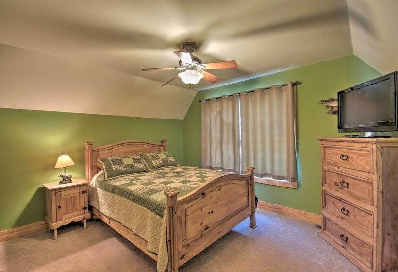 Murrayville Lakefront Cabin W/ Boat Slip & Grill!