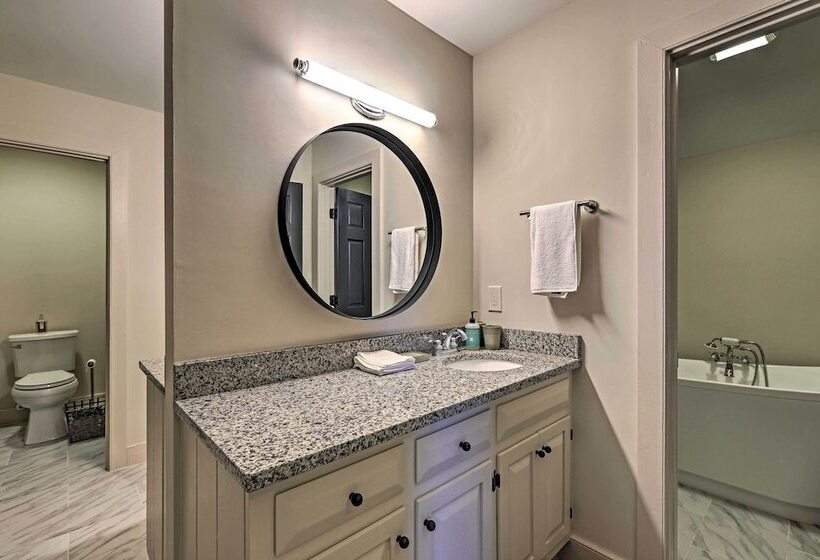 Newnan Retreat On 95 Acres: Hike, Bike & More