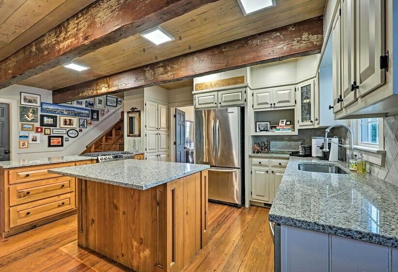 Newnan Retreat On 95 Acres: Hike, Bike & More