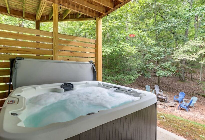 North Georgia Cabin: Hot Tub, Resort Access!