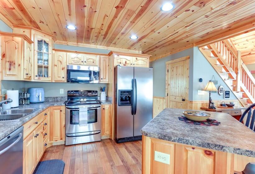 North Georgia Cabin: Hot Tub, Resort Access!