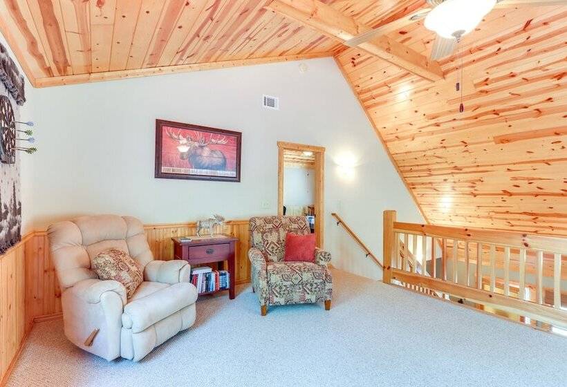 North Georgia Cabin: Hot Tub, Resort Access!