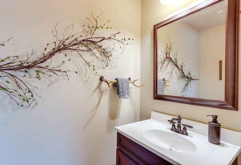 North Georgia Cabin: Hot Tub, Resort Access!