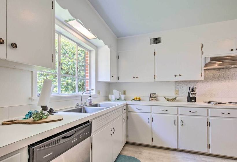 Ocean Springs Home   Walk To Beach & Downtown!