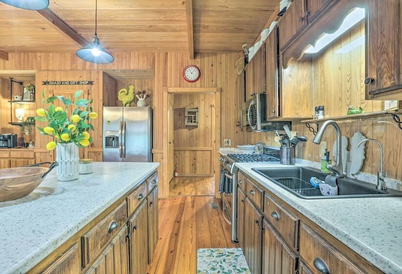 Peaceful Cairo Farmhouse W/ Barn & Fire Pit