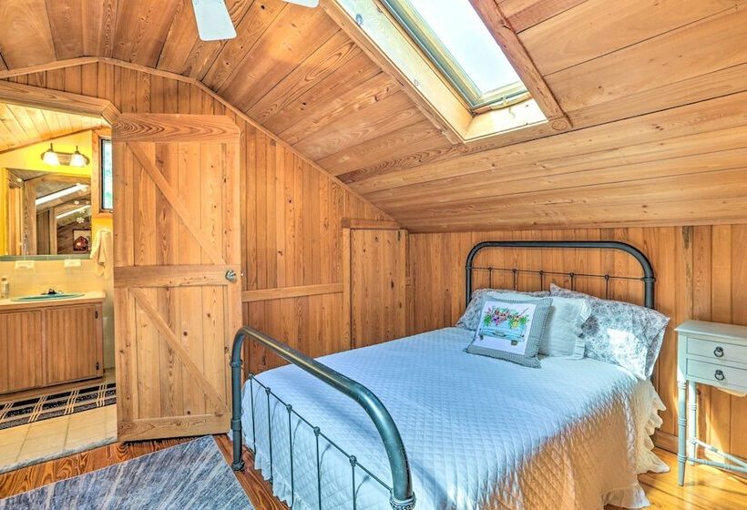 Peaceful Cairo Farmhouse W/ Barn & Fire Pit