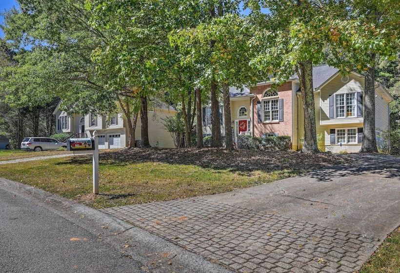Peaceful Dallas Home W/ Deck + Charcoal Grill