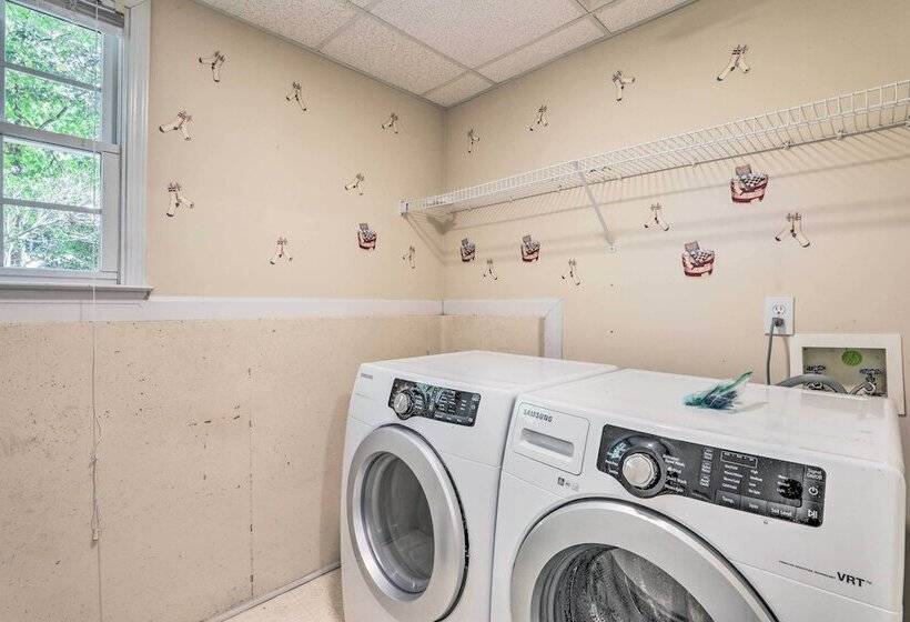 Peaceful Dallas Home W/ Deck + Charcoal Grill